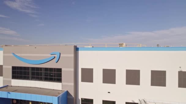 トロント オンタリオ州 カナダ 9月11 2022 会社の倉庫の壁にアマゾンのロゴ アメリカのテクノロジー企業は電子商取引 デジタルストリーミング クラウドコンピューティング Aiを開発しました — ストック動画
