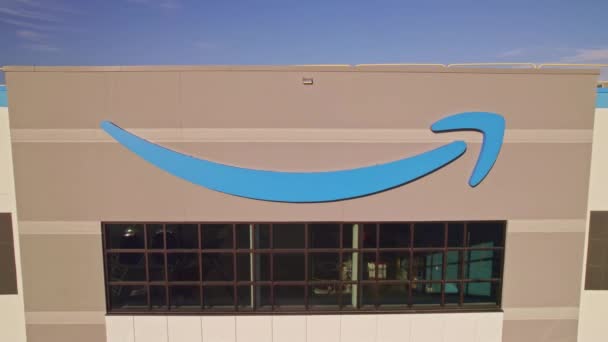カナダのオンタリオ州トロント 2022年9月11日 アマゾン流通センター倉庫への主な入り口 アマゾンのフルフィルメントハブ ジェフ ベゾスが設立した会社 — ストック動画