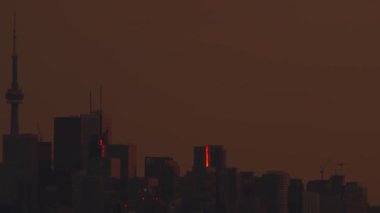 Gündoğumu yansıması Toronto şehir merkezi silueti. Efsanevi şehir manzaralı binalar. Sinematik gün doğumu ya da şehirde bir sabah. Parıldayan ısı dalgası etkisi pencerelere güneş ışığı yansıması.