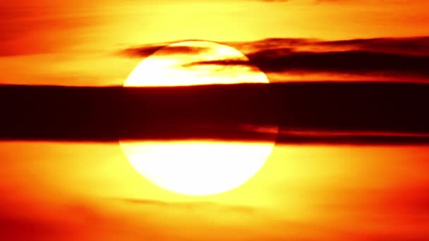 非洲的日落时间随着巨大的太阳圆盘和背光云而消逝 电影和史诗般的炎炎夏日落日随着巨大的红色和橙色的太阳圆圈而消逝 — 图库视频影像