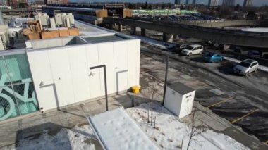 Camdan yapılmış Kennedy İstasyonu Eglinton Crosstown LRT projesi, Toronto sakinleri için ulaşım seçeneklerini ve ulaşılabilirliği önemli ölçüde artırması bekleniyor: Toronto, Ontario, Kanada - 6 Şubat 2023