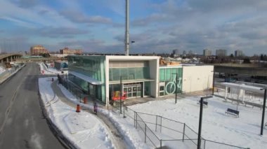 Yeni Eglinton Crosstown LRT istasyonunun inşaatı. Büyük Kennedy istasyon binası camdan yapılmış ve durgun. 25 istasyonlu hafif demiryolu hattı LRT: Toronto, Ontario, Kanada - 6 Şubat 2023