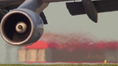 Jet motoru, sıcak yaz mevsiminde Kuzey Amerika 'da meydana gelen sıcak hava dalgası ve atmosfer bozulması ile yakınlaşır. Yüksek sıcaklıklar ve yoğun iklim değişikliği. Hava kirliliği felaketi