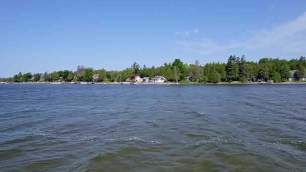 Pohled Rybářské Lodi Typické Letní Chaty Podél Pike Bay Jezera — Stock video