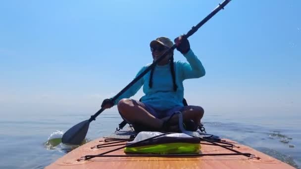 Woman Rowing Stand Paddle Board Quiet Lake Active Woman Sup — Stock Video