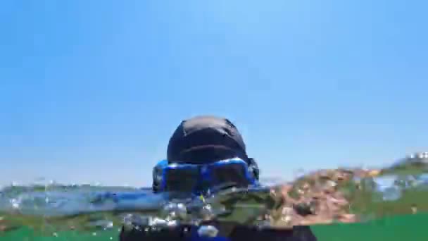 Человек Плавает Плавает Кристально Чистой Воде Канадском Озере Подводный Вид — стоковое видео