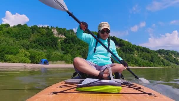 Жінки Займаються Водними Видами Спорту Під Час Літніх Канікул Активний — стокове відео