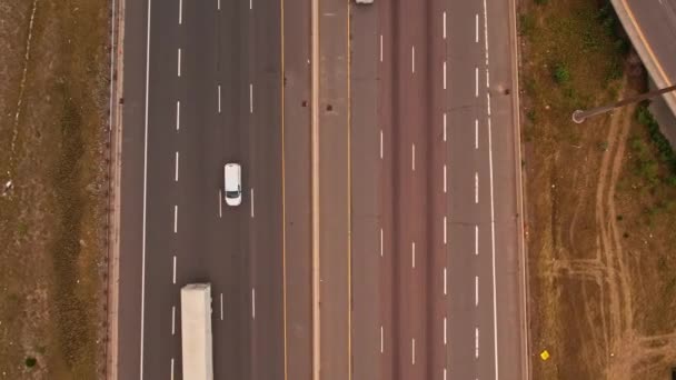 Letecký Bezpilotní Pohled Dálniční Víceúrovňovou Křižovatku Rušnou Městskou Dopravou Jedoucí — Stock video