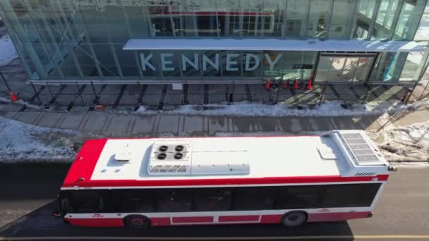 新的肯尼迪车站是玻璃做的 为车站的自然光设计 Eglinton Crosstown Lrt 车站入口设有大型公共广场 加拿大安大略省多伦多 2023年2月6日 — 图库视频影像