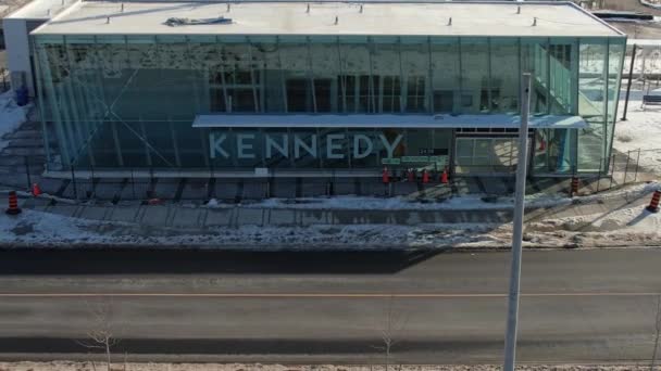 新的肯尼迪车站是玻璃做的 为车站的自然光设计 Eglinton Crosstown Lrt 车站入口设有大型公共广场 加拿大安大略省多伦多 2023年2月6日 — 图库视频影像