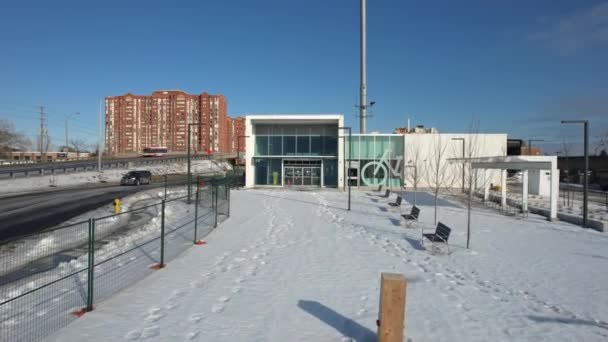 新しいエグリントン クロスタウンLrt駅の建設 大きなケネディ駅の建物はガラスでできていて まだ残っています ライトレール線Lrt 25駅 カナダ オンタリオ州トロント 2023年2月6日 — ストック動画