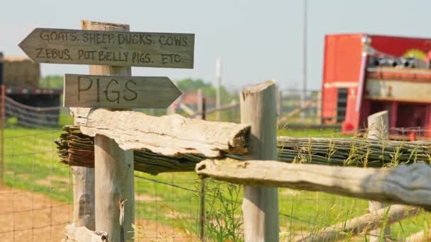 Teken Aanwijzingen Bij Poort Van Veevoederboerderij Geiten Schapen Eenden Koeien — Stockvideo