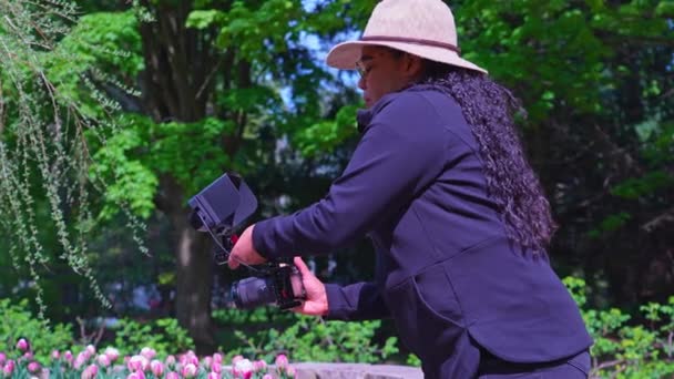 拍摄自然场景的女摄影师或摄影师 视频制作后台 为商业拍摄制作视频内容的非裔美国妇女 — 图库视频影像