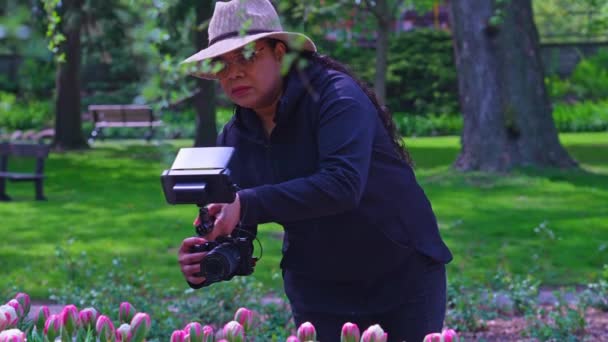 Filmowiec Korzystający Aparatu Fotograficznego Nagrywania Sceny Wideo Filmowanie Zainstalowanym Sprzętem — Wideo stockowe