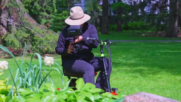Kobieta Wideografka Niepełnosprawnością Ruchową Używająca Jeżdżąca Trójkołowym Wózku Inwalidzkim Lub — Wideo stockowe