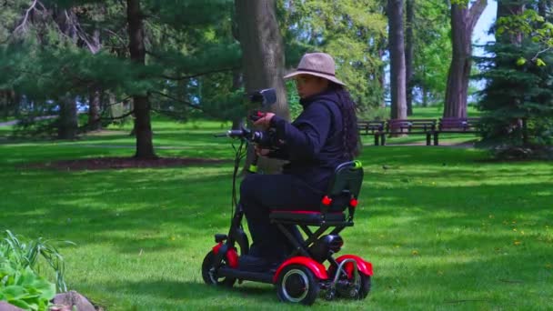 Una Videógrafa Con Discapacidades Movilidad Que Usa Monta Una Silla — Vídeo de stock