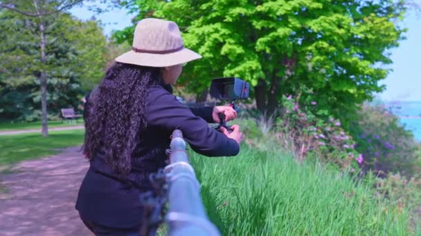 Reisende Videofilmerinnen Oder Fotografinnen Filmen Frühlingsfarben Parkwald Reiselust Der Natur — Stockvideo