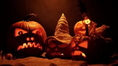 Korkunç ve gizemli arka plan oyulmuş Jack-o-Lanternler ahır çuvalı ve kuru saman. Balkabaklarıyla el yapımı hasat, Cadılar Bayramı ve ruhlar arka planı.