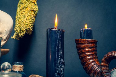 Büyücülük bileşimi seçici odak noktası mum ışıkları, sihirli eşyalar araçlar ve semboller. Esrarengiz ve esrarengiz bir kavram. Gizemli Cadılar Bayramı. Sihirli kimya ve cadı zanaatı.