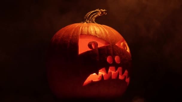 Glad Halloween Bakgrund Med Skrämmande Glödande Ansikte Snidade Pumpa Rök — Stockvideo