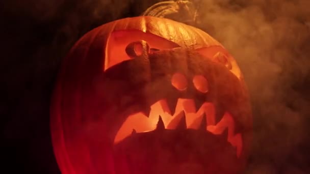 Glad Halloween Bakgrund Med Skrämmande Glödande Ansikte Snidade Pumpa Rök — Stockvideo