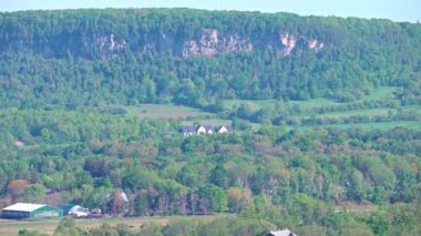 Kanada 'nın Ontario eyaletindeki Çıngıraklı Yılan Noktası Koruma Alanı' ndaki Pinnacle Gözcüleri 'nden görüntü. Manzaralı ve popüler doğa koruma alanı. Engebeli güzellik ve çarpıcı manzara. Turistik tatil güzergahları, eğlence yerleri.