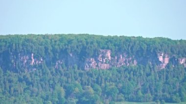 Kanada 'nın Ontario eyaletindeki Çıngıraklı Yılan Noktası Koruma Alanı' ndaki Pinnacle Gözcüleri 'nden görüntü. Manzaralı ve popüler doğa koruma alanı. Engebeli güzellik ve çarpıcı manzara. Turistik tatil güzergahları, eğlence yerleri.