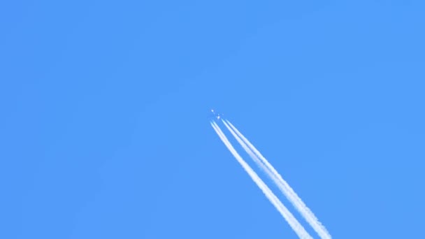 Jet Aircraft Plane Bright White Contrail Blue Sky Aeroplane Vapour — Stock Video
