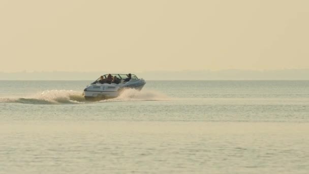 Hombres Bote Pequeño Cámara Lenta Conduciendo Lago Erie Hombre Mujer — Vídeos de Stock