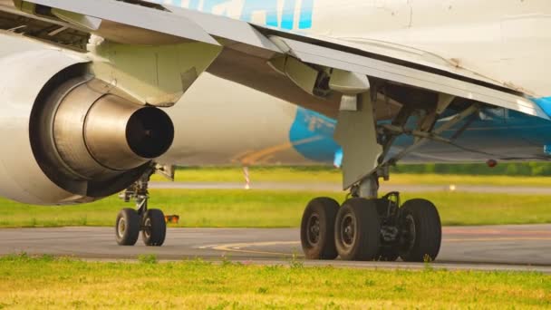 アマゾン プライム航空のボトムとエンジン ボーイング767は出発準備をする Cargo Amazon Airは オンライン注文の発送に使用されています Eコマース会社 ハミルトン オンタリオ — ストック動画