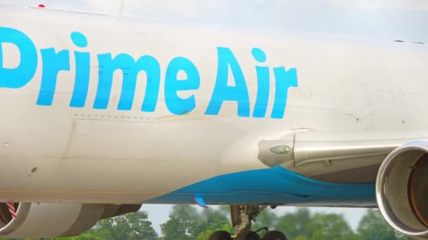 亚马逊首航的飞机波音767准备起飞亚马逊航空 Amazon Air 用于次日向客户发送网上订单 电子商务公司 加拿大安大略省汉密尔顿 2023年6月13日 — 图库视频影像