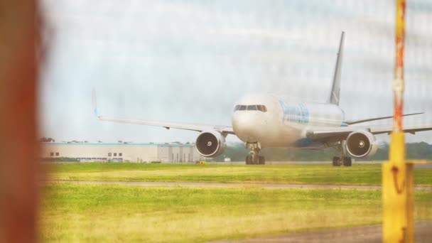 亚马逊首航的飞机波音767准备起飞亚马逊航空 Amazon Air 用于次日向客户发送网上订单 电子商务公司 加拿大安大略省汉密尔顿 2023年6月13日 — 图库视频影像