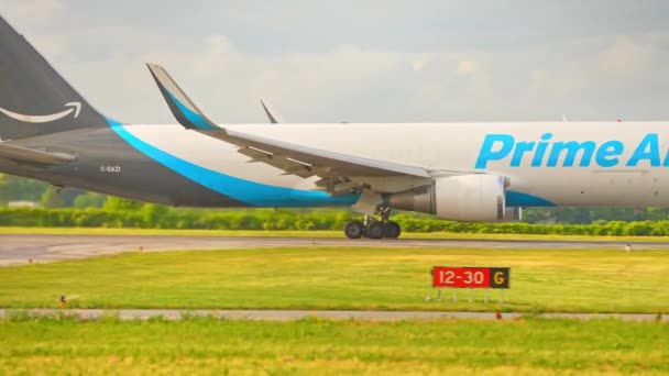 アマゾン プライム航空機 ボーイング767は出発準備をする Cargo Amazon Airは 顧客にオンライン注文を出荷するために使用されました Eコマース会社 ハミルトン オンタリオ — ストック動画