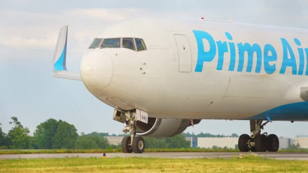 Самолет Boeing 767 Компании Amazon Prime Air Готовится Вылету Груз — стоковое видео