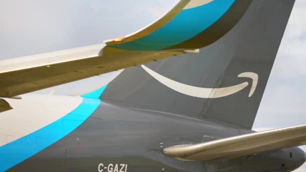 アマゾン プライム ボーイング767が出発を待っている 物流はAmazonのパッケージを輸送するためにAmazonの航空機を輸送します 会社のブランドのロゴが付いている飛行機の尾のフィン ハミルトン オンタリオ カナダ 2023 — ストック動画
