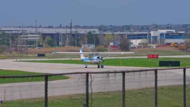 离开热身的一架小型飞机模型塞斯纳 加拿大安大略省多伦多机场的小型私人单引擎飞机 2023年4月14日 — 图库视频影像