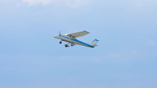 Modelo Aeronave Pequena Cessna Voando Sobre Aeroporto Avião Monomotor Privado — Vídeo de Stock