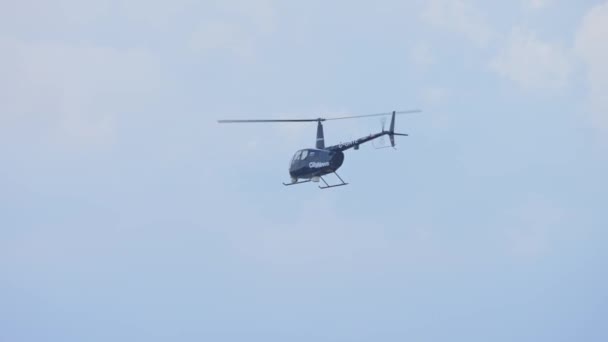 Soukromý Model Vrtulníku Robinson R44 Odlétá Zpomaleného Letu Letiště Zpravodajská — Stock video
