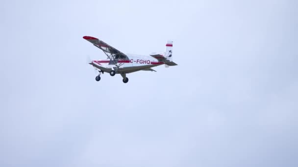 Modelo Aeronave Pequena Tapanee Levitation Voando Sobre Aeroporto Avião Monomotor — Vídeo de Stock