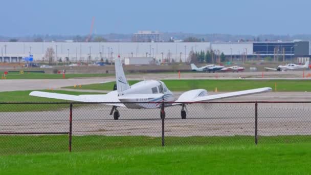 Salida Calentamiento Pequeño Avión Modelo Cessna Avión Privado Solo Motor — Vídeo de stock