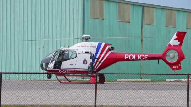 Helicóptero Polícia Aterrou Patrulha Investigação Cidade Câmara Lenta Pilotos Policiais — Vídeo de Stock