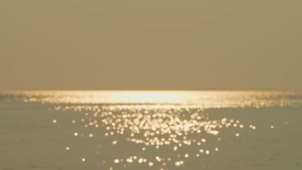 Желтое Оранжевое Море Закате Боке Разрядил Свет Золотой Час Лучами — стоковое видео