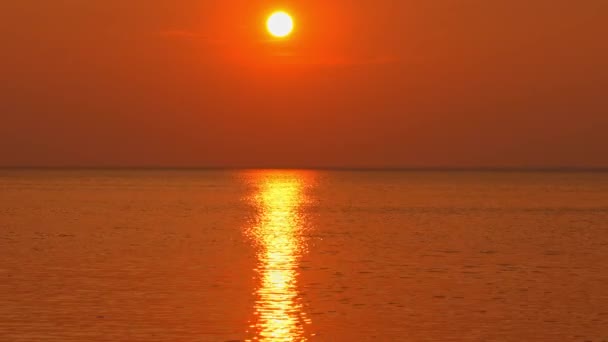 Эпический Красный Закат Над Морем Солнце Горизонте Делает Небо Красным — стоковое видео
