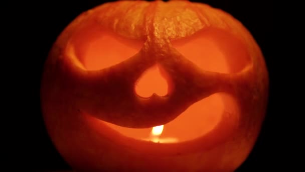 Abóbora Halloween Esculpida Com Luzes Vela Fundo Escuro Noite Halloween — Vídeo de Stock