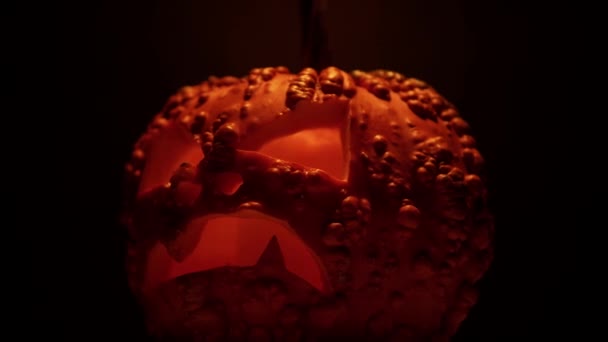 ハロウィンのための邪悪なカボチャのジャック オランタンを笑顔の手彫りの芸術を閉じます 休日のお祝い 精神や悪魔の秋の背景 キャンドルライトの目が輝きます 神秘的な背景 — ストック動画