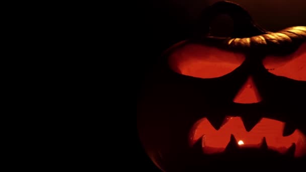 Faragott Halloween Tök Gyertyafényekkel Sötét Éjszakai Háttérrel Halloween Tök Ijesztő — Stock videók