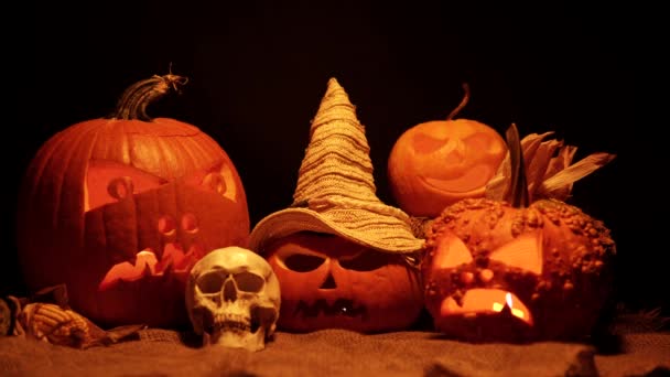 Abóboras Halloween Esculpidas Com Luzes Vela Fundo Escuro Noite Abóboras — Vídeo de Stock