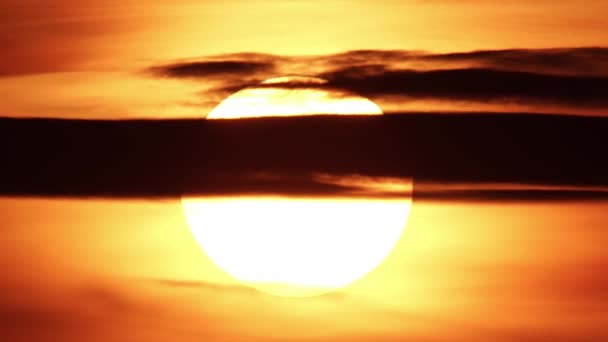 Czerwony Epicki Zachód Słońca Przez Ciemnożółte Pomarańczowe Chmury Kinowa Panorama — Wideo stockowe