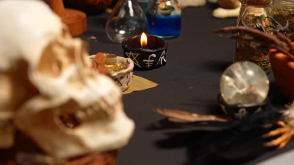 Crânio Humano Mudança Foco Vela Negra Ritual Mágico Bruxaria Magia — Vídeo de Stock