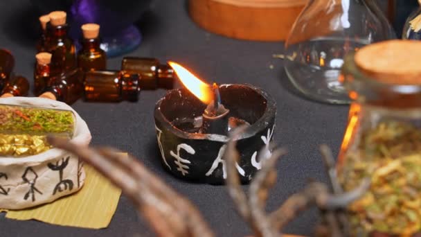 Композиція Чорна Магія Вибірково Фокусується Свічками Магічними Інструментами Символами Окультна — стокове відео
